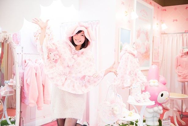 マイメロディのトレードマークであるリボンをあしらったケープ(1万584円)。楽しい1日の余韻に浸るリラックスタイムにもってこいのアイテム