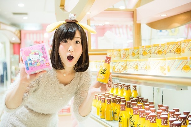 関口さん一押しのお土産「ぐでたまが愛するしょうゆ」(388円)と「はろうきてぃの納豆せんべい」(432円)