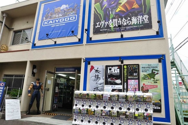 海洋堂ホビーロビー門真入口。「北斗の拳」のケンシロウが迎えてくれる