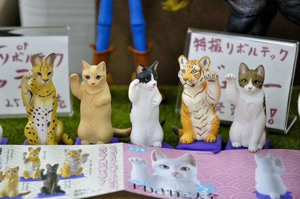 ガチャの「まねきねこ大全」シリーズ。トラも招き猫の仲間入り。座布団をはずしてあらわれる足の裏にも肉球がある作り込みの細かさ