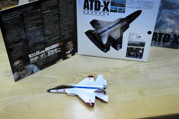 「センムの部屋」と名付けられたシリーズ第1号。先進技術実証機「ATD-X」のテスターカラー。外箱には軍事評論家の岡部いさく氏と、「センム」こと海洋堂の宮脇修一社長の対談も掲載