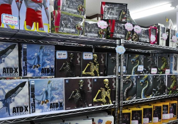 商品がズラリと並ぶ棚。手前は「センムの部屋」、その隣には「タケヤ式自在置物」や「リボルテック」などのシリーズも