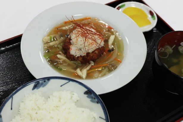 【写真を見る】金山PA上下線の「あんかけ鮭ハンバーグ定食」(730円)が優秀賞