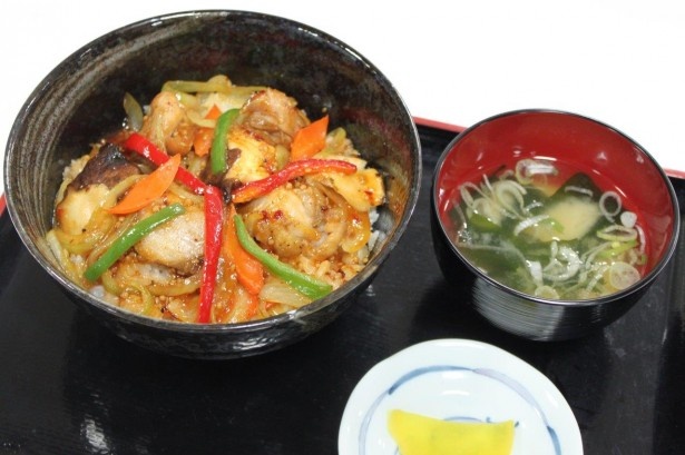 輪厚PA上り線の「道産鶏の彩丼」(750円)が、審査委員特別賞