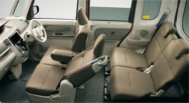 【写真を見る】より上質なインテリアとしたタントの車内