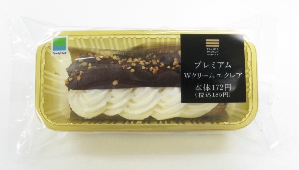 【写真を見る】葉切れの良いエクレアにこだわりのチョコをコーティング。ゴールドをイメージしたトレーを採用し、よりプレミアム感を表現