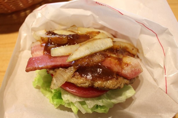 【写真を見る】厚さ4mmのベーコンの上に、オニオンソテーがたっぷり！