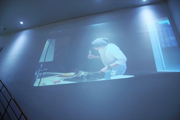料理の味見しているところや、電話中の内田選手の姿も動画で展示