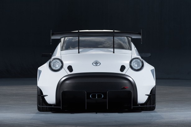 【写真を見る】大きく張り出したオーバーフェンダーが目をひくTOYOTA S-FR Racing Conceptのリアビュー