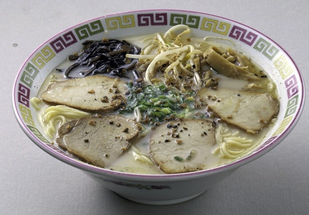 熊本でぜひ食べたい熊本ラーメンンは、トンコツスープに硬めの太麺が特徴