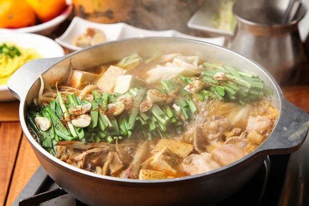 モツ鍋のスープは黒醤油、白味噌、赤チゲの3種から選べる