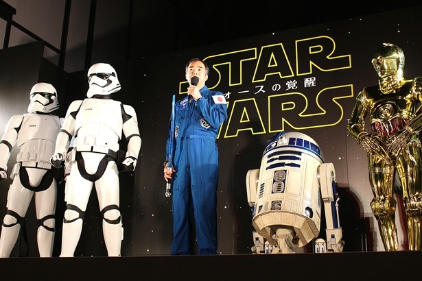 【写真を見る】スペシャルゲストとしてストームトルーパーとR2-D2、C-3POも登場!