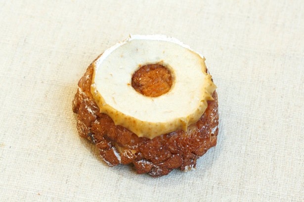 昨年のフェアで好評を博した「青森りんごのクロッカン」(260円)が今年もドンクに登場！角切りリンゴとキャラメルチョコチップが入っている 