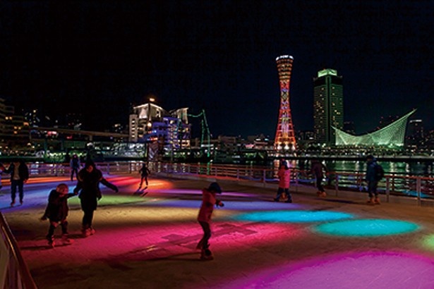神戸開港150年を記念して開催されている「神戸ハーバーランド アイススケートリンク umieアイスマリーナ」は16年2/28（日）まで