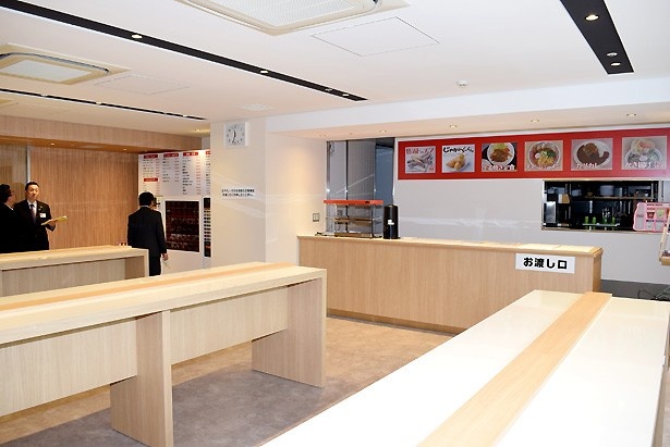 さまざまな料理が楽しめるフードコーナー