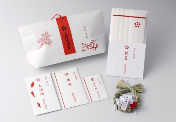 【写真を見る】屠蘇、祝箸、守護縄などすべての授与品と清め塩を納めた、縁起物詰合せ袋「ことはじめセット」