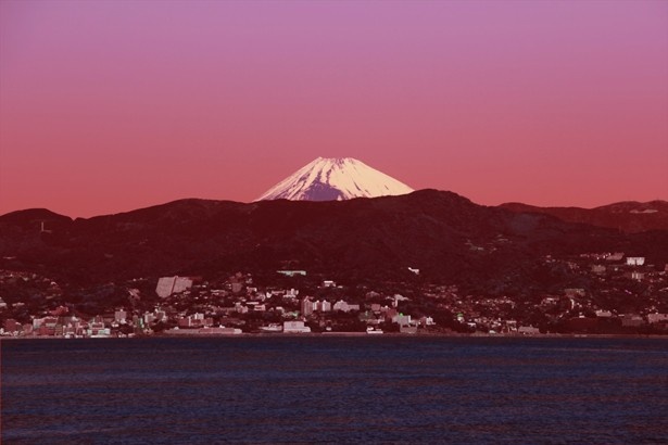【写真を見る】天気のいい日は熱海の市街地越しに「富士山」を眺めることもできる