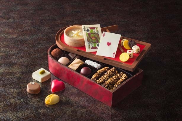「CASINO 2016～運命のいたずら～」(5300円)は、トランプやルーレット、ダイスだけでなく、箱もチョコでできている