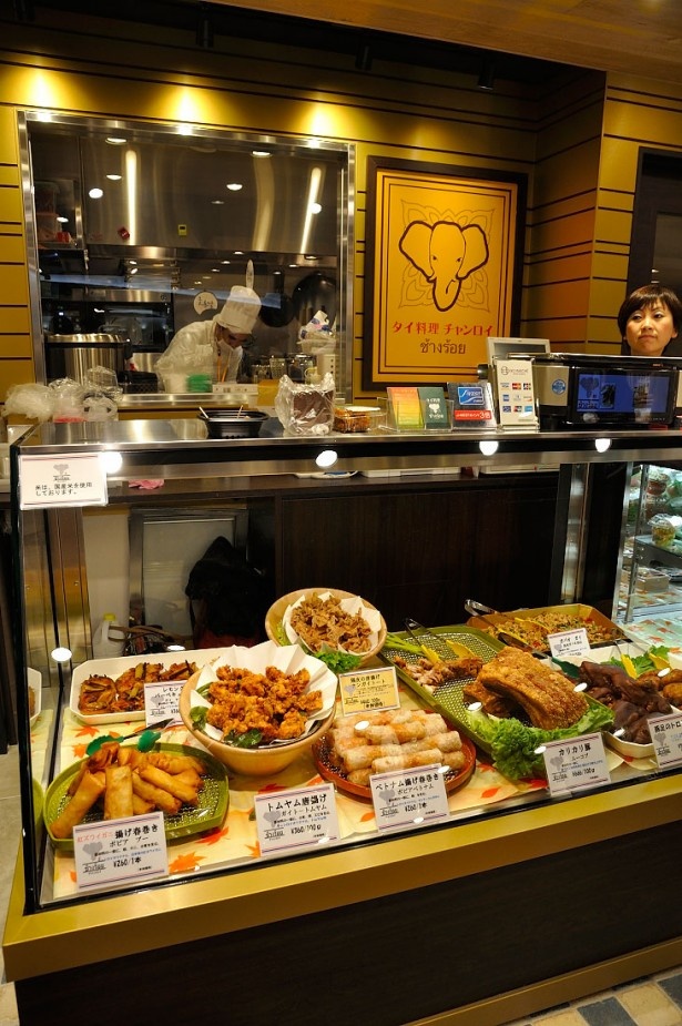 タイの味を気軽に楽しめる「タイ料理 チャンロイ」。すっぱ辛いトムヤム唐揚げなど、食欲をそそる味がそろう