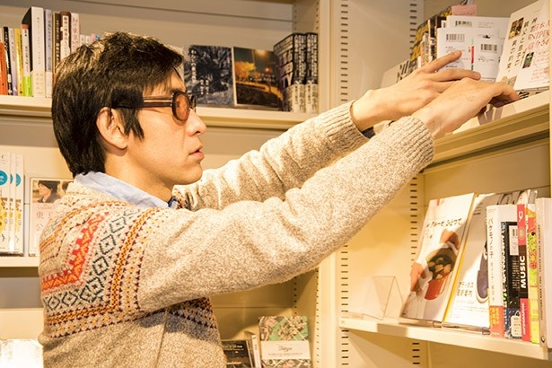 セレクトした本やCDなどを「渋谷コーナー」の棚に一生懸命並べる