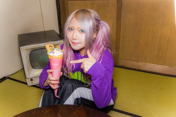 一松がモチーフの「ニャンコが友達☆寂しがり屋の一松クレープ」(750円)