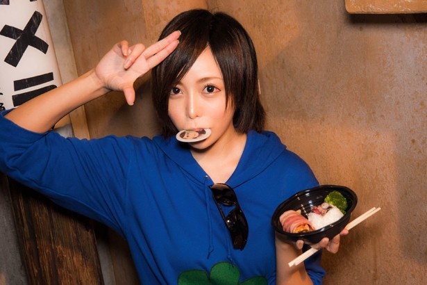 食べ応え抜群のメニューを実食中の泉れおなさん