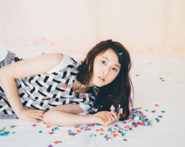 【写真を見る】松井玲奈の内側から滲み出す魅力をぜひチェックして！