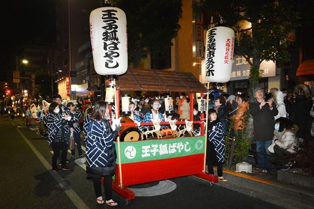 お囃子も一緒に練り歩く