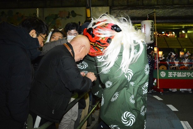 新年らしい獅子舞の奉納も見られる