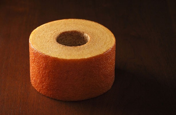 【写真を見る】代表するお菓子の1つがバウムクーヘン「妖精の森」。小麦粉、生クリーム、卵など北海道の優れた素材で作り上げた逸品
