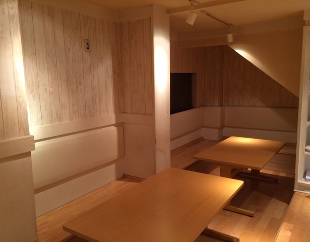 【写真を見る】木目の壁が特徴のカフェのような店内