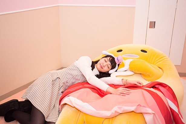 ゆるいキャラクターで人気のぐでたまに会いに、2階ストロベリーホール出口へ。1日遊んだ石津さん、「一緒にぐでーっとしてもいい？」と思わず一緒に横になる