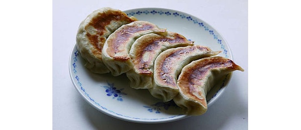 「ジャンボ餃子」は、通常の3倍のボリューム！(3個330円〜/開楽)