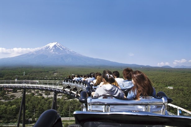【写真を見る】富士山を目の前に望める富士急ハイランド。縁起の良い年を迎えよう！