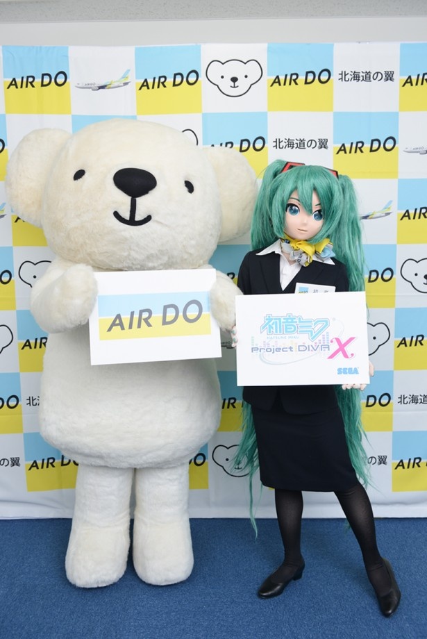 息の合ったコンビネーションをみせたベア・ドゥとCAの制服を着用した初音ミク