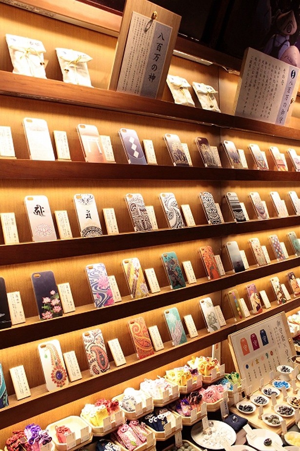 「携帯衣」と呼ばれるスマートフォンケースも豊富