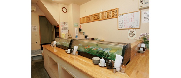 「巴鮨」は、イスなし、カウンターのみの店内。地元の常連客も多い