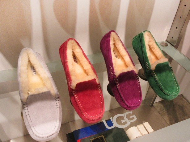 人気定番の「Ansley(アンスレー)」(2万520円)は、ファッション性と心地よさを追求。快適なスリッポンは、屋内外兼用で利用できる