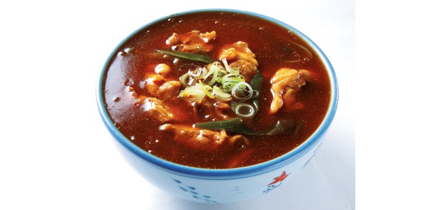 そばを探すのに一苦労!? 大盛りそばが入ったカレーの“海”「カレー南」（580円）は、「そば処 芝源」で食べられる