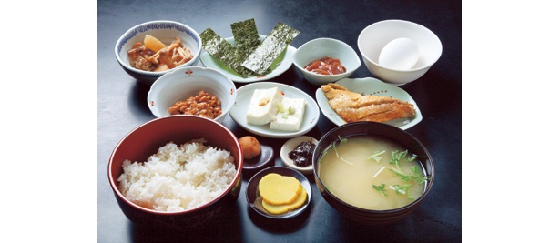 500円でおいしい定食がお腹いっぱい食べられる「新生 みゆきちゃん定食」。写真はその名も「みゆきちゃん定食」