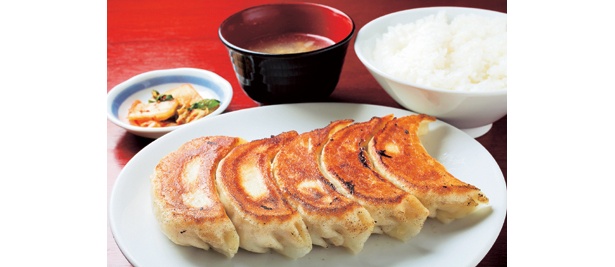 幅10cmのジャンボ餃子が食べられる「餃子茶屋 あおぞら銭函3丁め」。「ジャンボ餃子定食」は830円