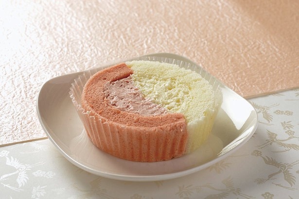 【写真を見る】「紅白ロールケーキ」(210円)は、華やかな2色のロールケーキ。ふんわりとした生地と、なめらかな食感のクリームを楽しめる