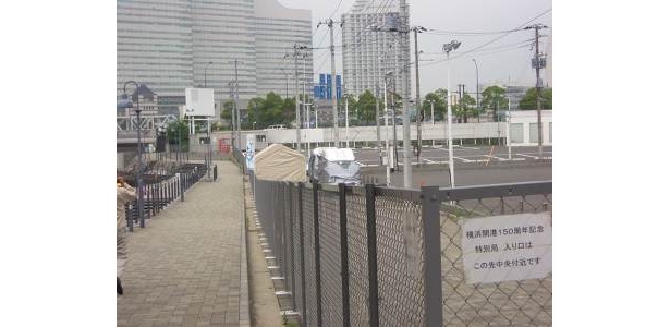 道路沿いから見えるこちらの車。なんだろう？