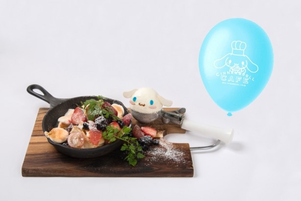 「雲がとろけちゃうシナモンのワッフルプレート」(風船付き1598円)。雲をイメージしたマシュマロとたくさんのフルーツをトッピング