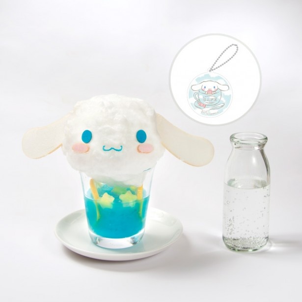 「遠いお空の雲の上ソーダ」(キーホルダー付き1058円)。ふわふわのシナモンの上から別瓶のソーダをかけて甘いソーダが完成！