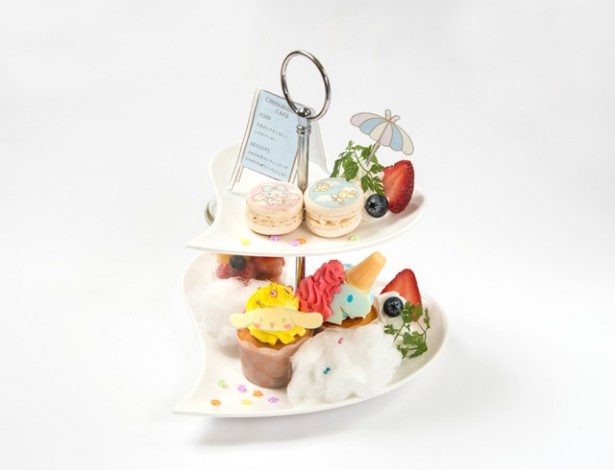 「お空のティーパーティデザートタワー」(2030円)は、食べるのがもったいなくなるほどかわいいマカロンやミニケーキが大集合