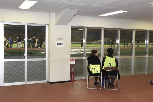 プレゼント交換の時間まで香川選手のイベントを見守る当選者のお二人