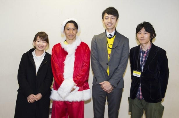 企画の成功を記念して、香川選手と当選者の二人、ウォーカープラス編集長・浅野祐介(右)で思い出の一枚を撮影
