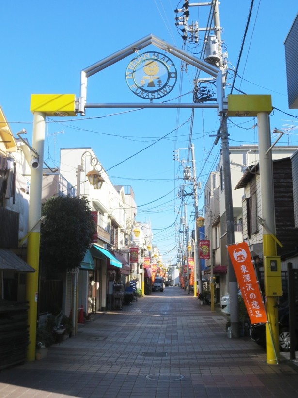 駅から離れた住宅街の中にある商店街「エーダンモール深沢」は、作中にも登場