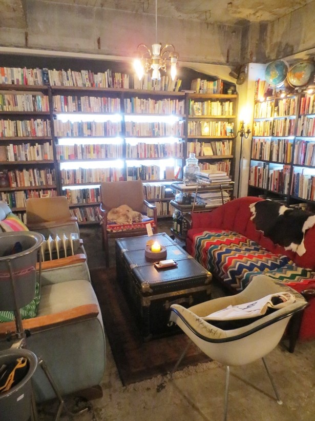 物語でオシャレな本屋として登場する「SNOW SHOVELING」。中央のソファに座って読書するのもOK